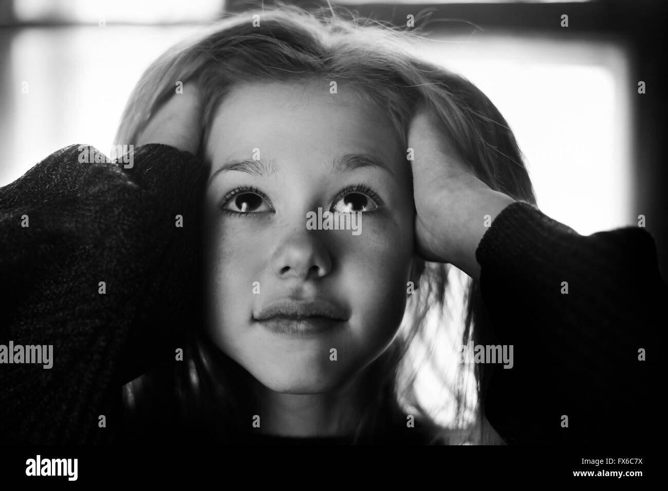 Kaukasische Mädchen wirft ihr Haar Stockfoto