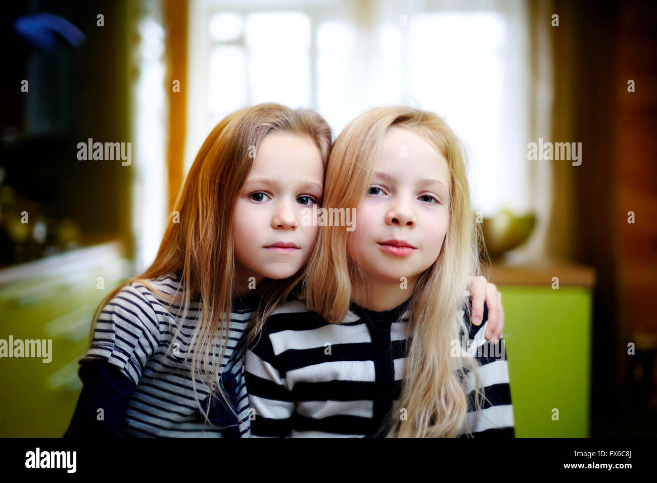 Kaukasische Mädchen sitzen drinnen Stockfoto