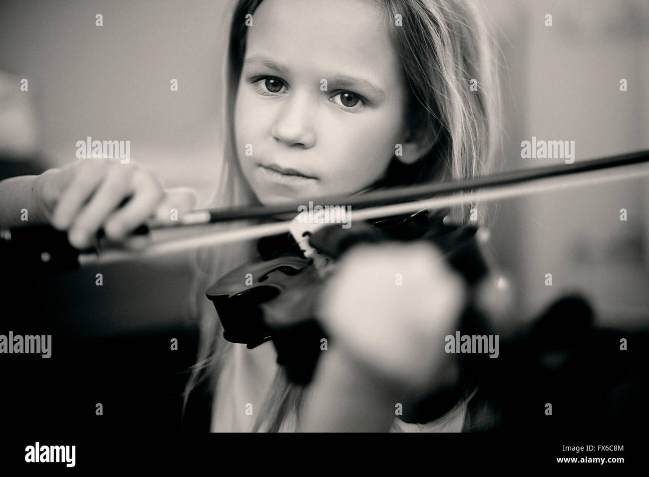 Kaukasische Mädchen spielen Violine Stockfoto