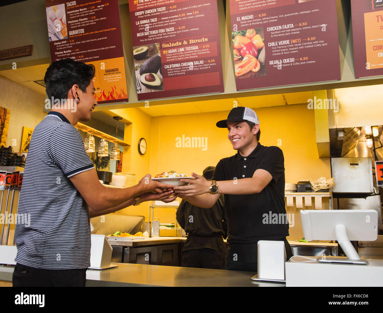 Hispanic Mann Kauf von Nahrungsmitteln im café Stockfoto
