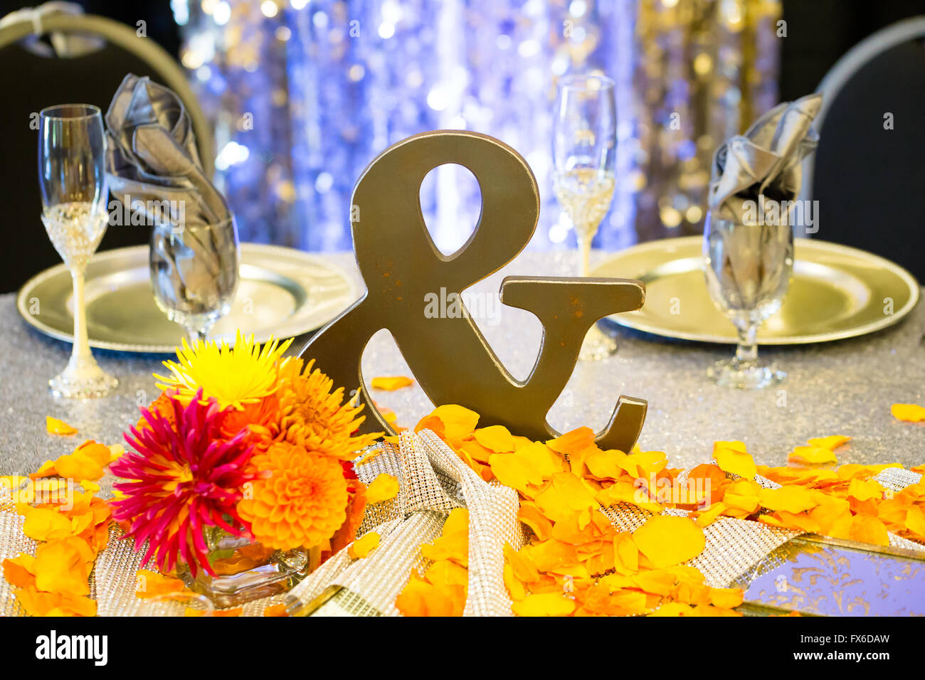 Hochzeit Rezeption Dekor bietet dieses Metall Ampersand-Zeichen am Tisch für das Brautpaar. Stockfoto