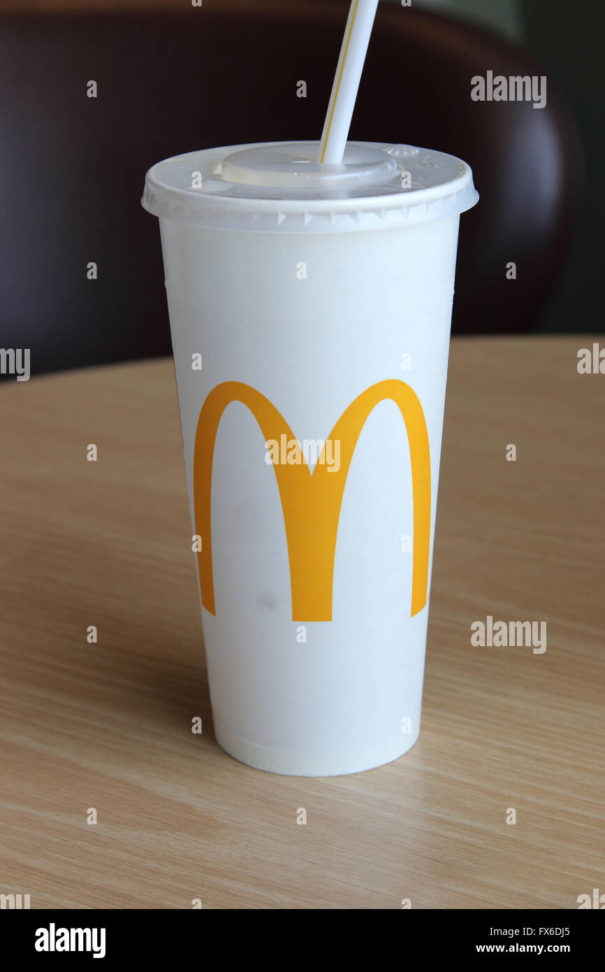 McDonald's-Softdrink isoliert auf Holztisch Stockfoto