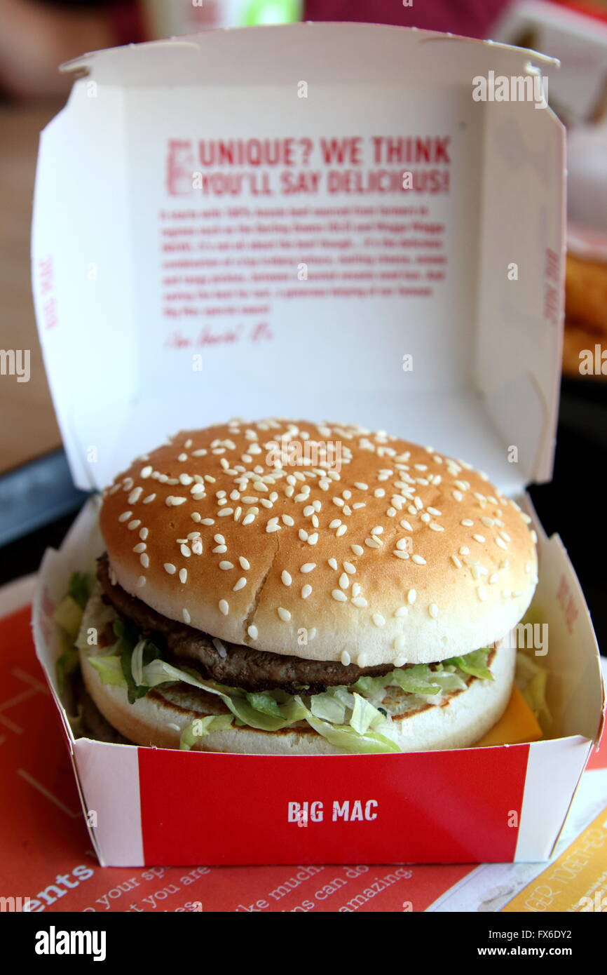 Schließen Sie herauf Bild gefressenes McDonald's Big Mac Burger Stockfoto