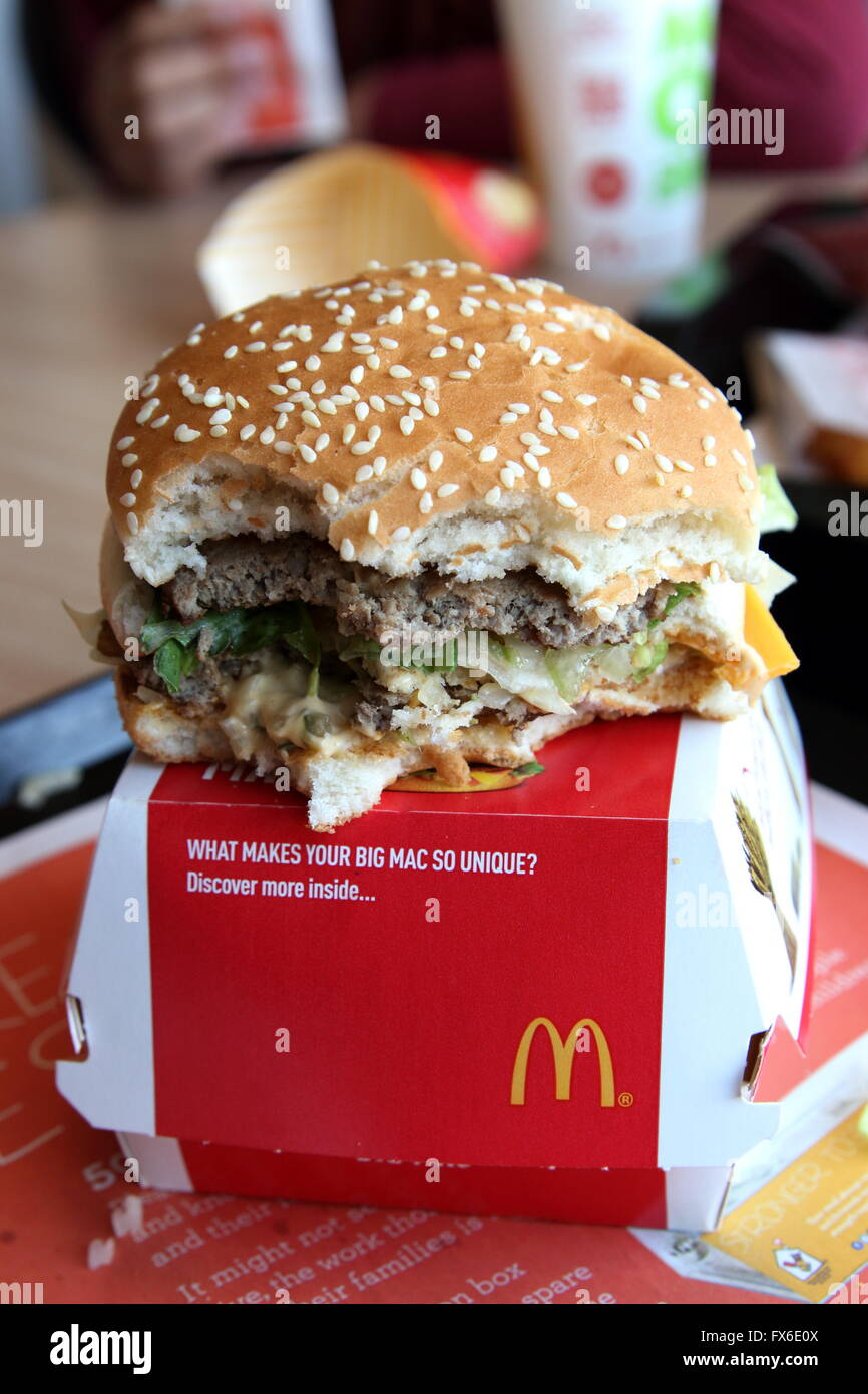 McDonald's Big Mac Burger mit Biss fehlt Stockfoto