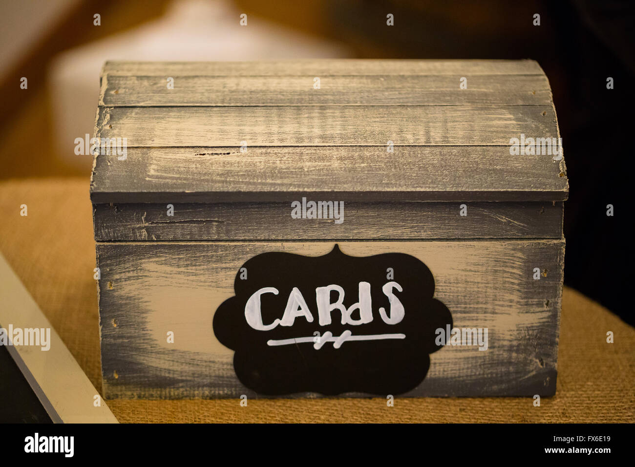 Geschenkbox-Tabelle-Karte bei einer Trauung und Empfang sagt Karten in eine Kreide Stift schreiben. Stockfoto
