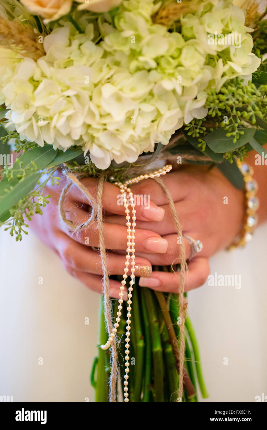 Braut hält ihren Blumenstrauß am Tag Hochzeit. Stockfoto