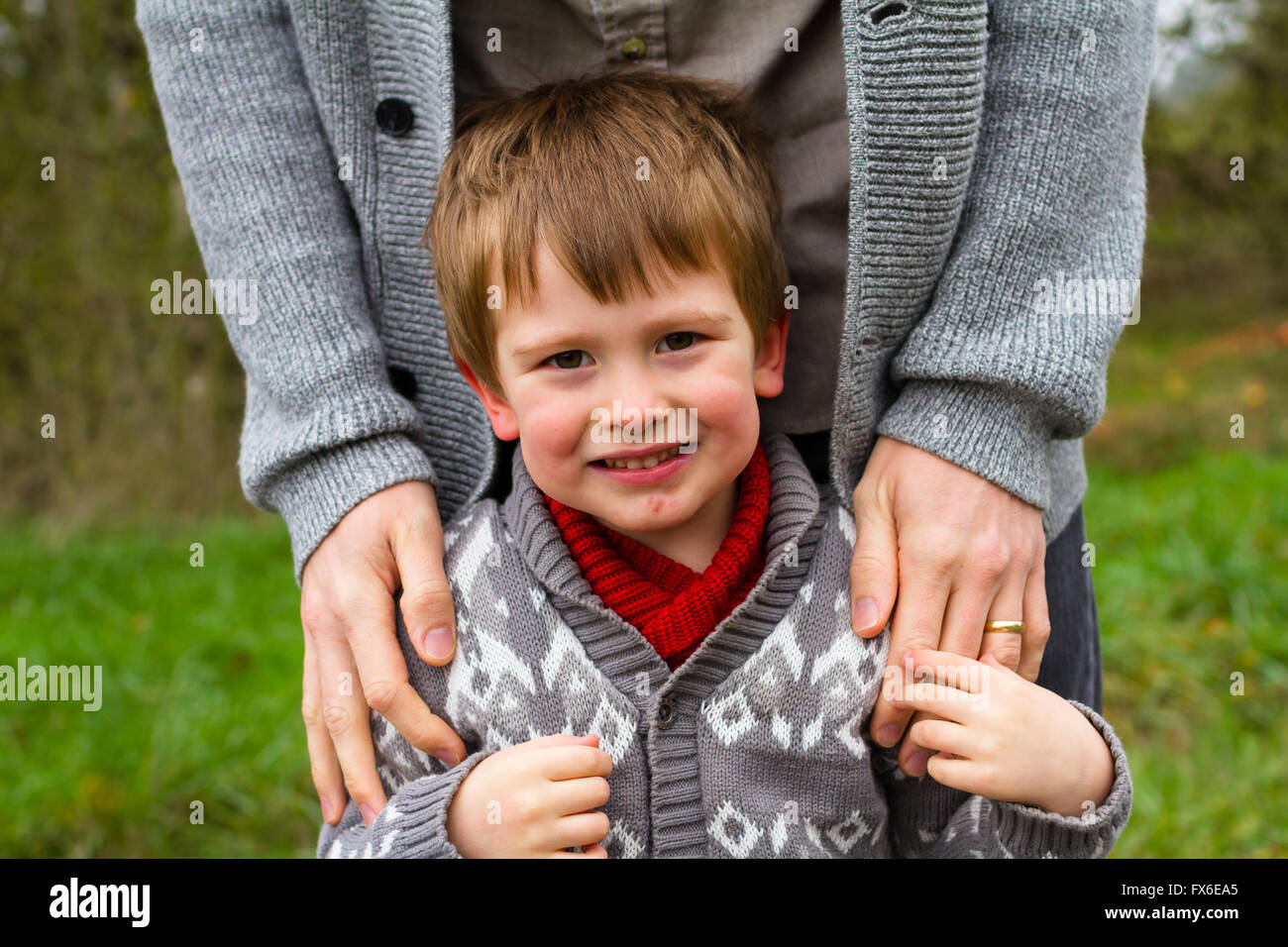 Vater und Sohn zusammen in ein Familienporträt Lebensstil im Freien im Herbst. Stockfoto