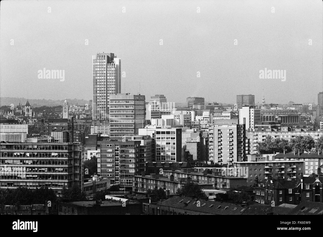 Archivierung Bild von London City Skyline von Elephant und Castle, 1979, London, England, vor dem Wolkenkratzer zeigen Könige erreichen Tower, 1972, von Richard Seifert (jetzt South Bank Tower) und Oxo Tower, von Albert Moore, 1928-9 Stockfoto
