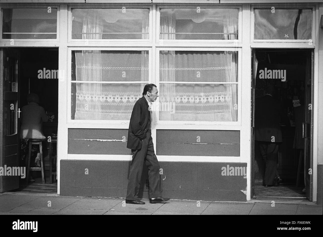 Archivbild eines Mannes, der zwischen zwei Eingängen des Red Lion Pub, Great Suffolk Street, Lambeth, London, England, 1979, abgerissen 2016, alternative Version G127PD Stockfoto