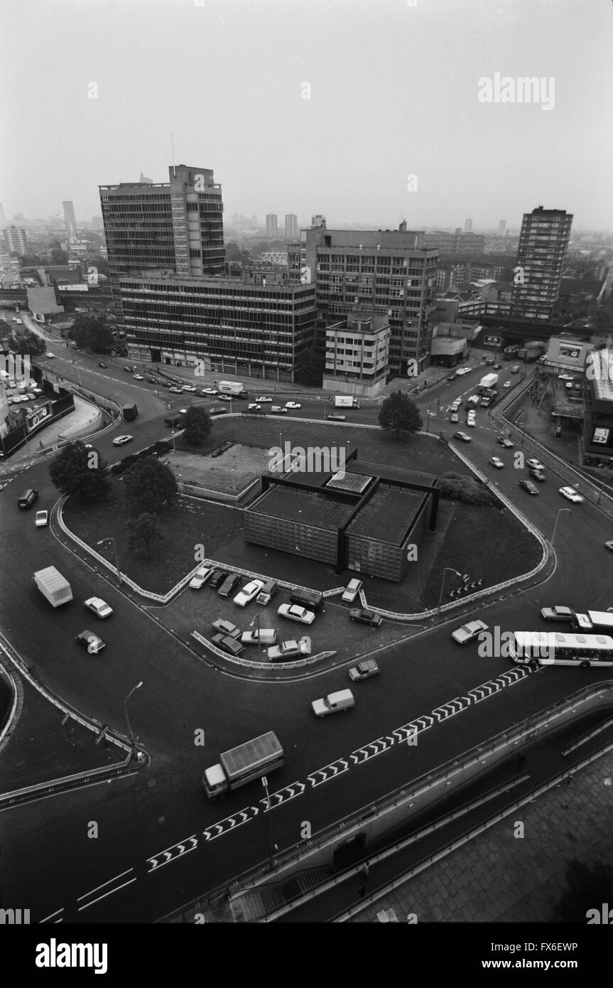 Archivbild von Elephant and Castle Roundabout, London, England, 1979. Centre Alexander Fleming House von Erno Goldfinger, 1959-67. Rechts, Albert Barnes House, 1963-4. Stockfoto