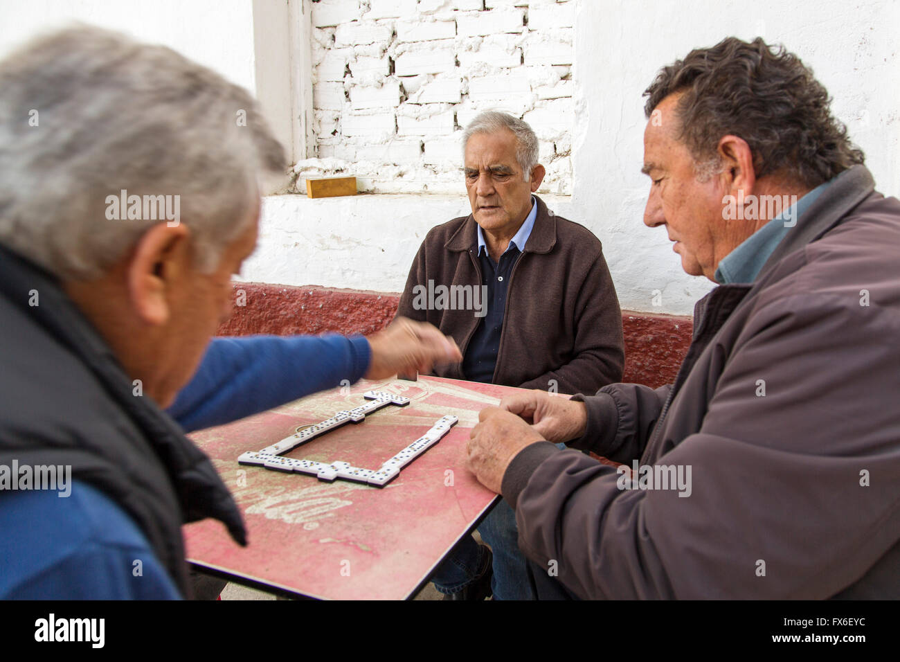 Fischer spielen Domino, Fischereihafen. Sancti Petri, Chiclana De La Frontera, Cadiz Provinz Cadiz, Andalusien Spanien. Europa Stockfoto