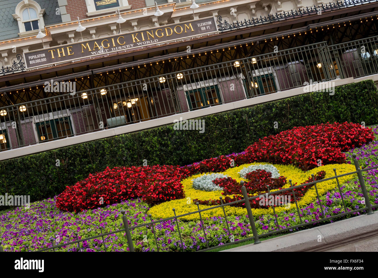 Eingang zum Magic Kingdom Theme Park, mit Mickey Mouse Blumenbeet, Stockfoto