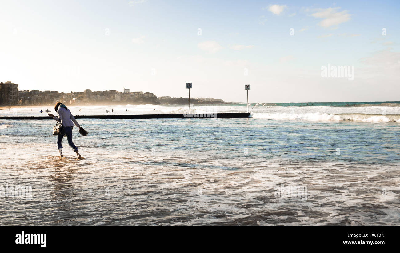 Frau genießt das Meerwasser am Manly Beach, Sydney, Australien Stockfoto