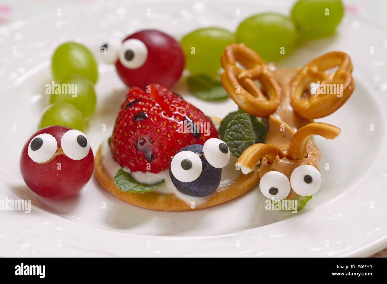 Lustige Käfer aus Trauben, Beeren und Brezeln Stockfotografie - Alamy