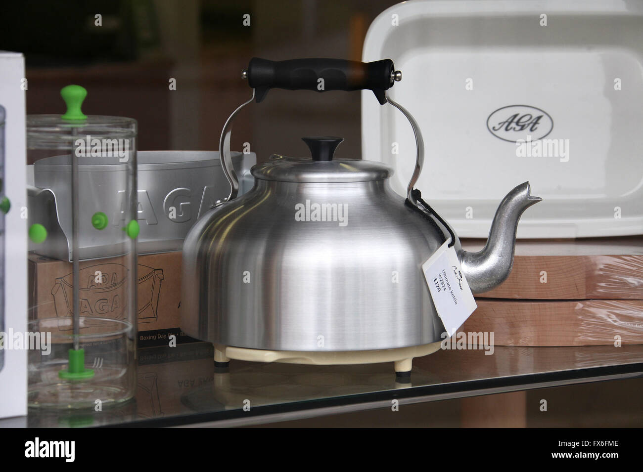 AGA-Geschirr in einem Schaufenster Stockfoto