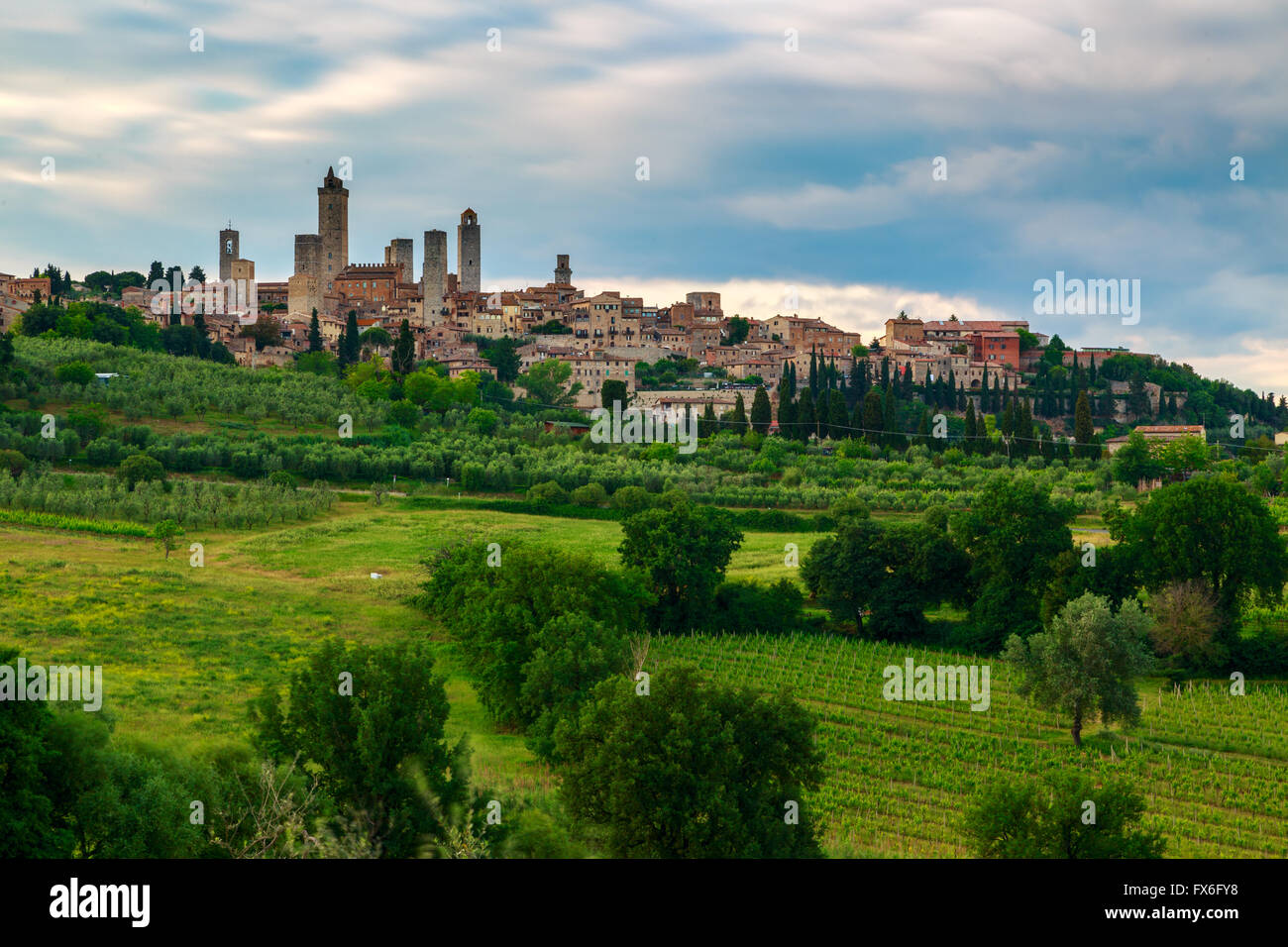 Schöne Landschaft mit der mittelalterlichen Stadt San Gimignano in der Toskana, Provinz Siena, Italien Stockfoto