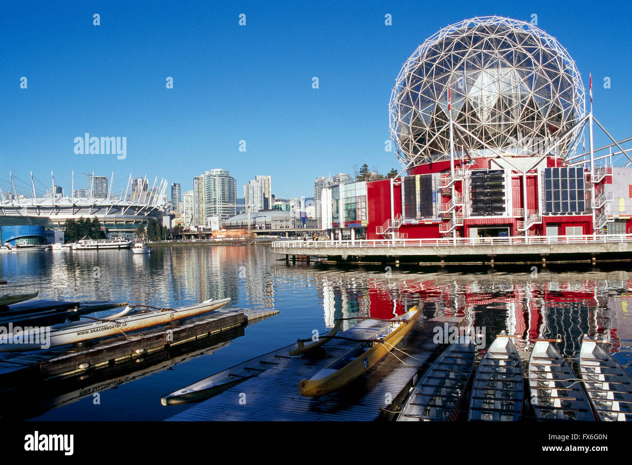 Vancouver, BC, Britisch-Kolumbien, Kanada - Telus World of Science (aka Science World) und BC Place Stadium am False Creek Stockfoto