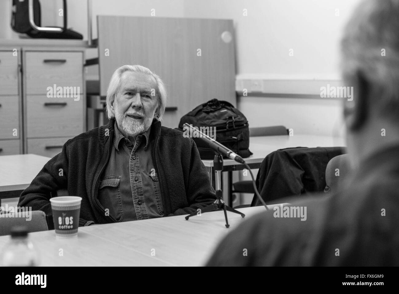 Ian Berry von Magnum Photos interviewt von Glenn Edwards von Ffoton an der Cardiff University. Stockfoto