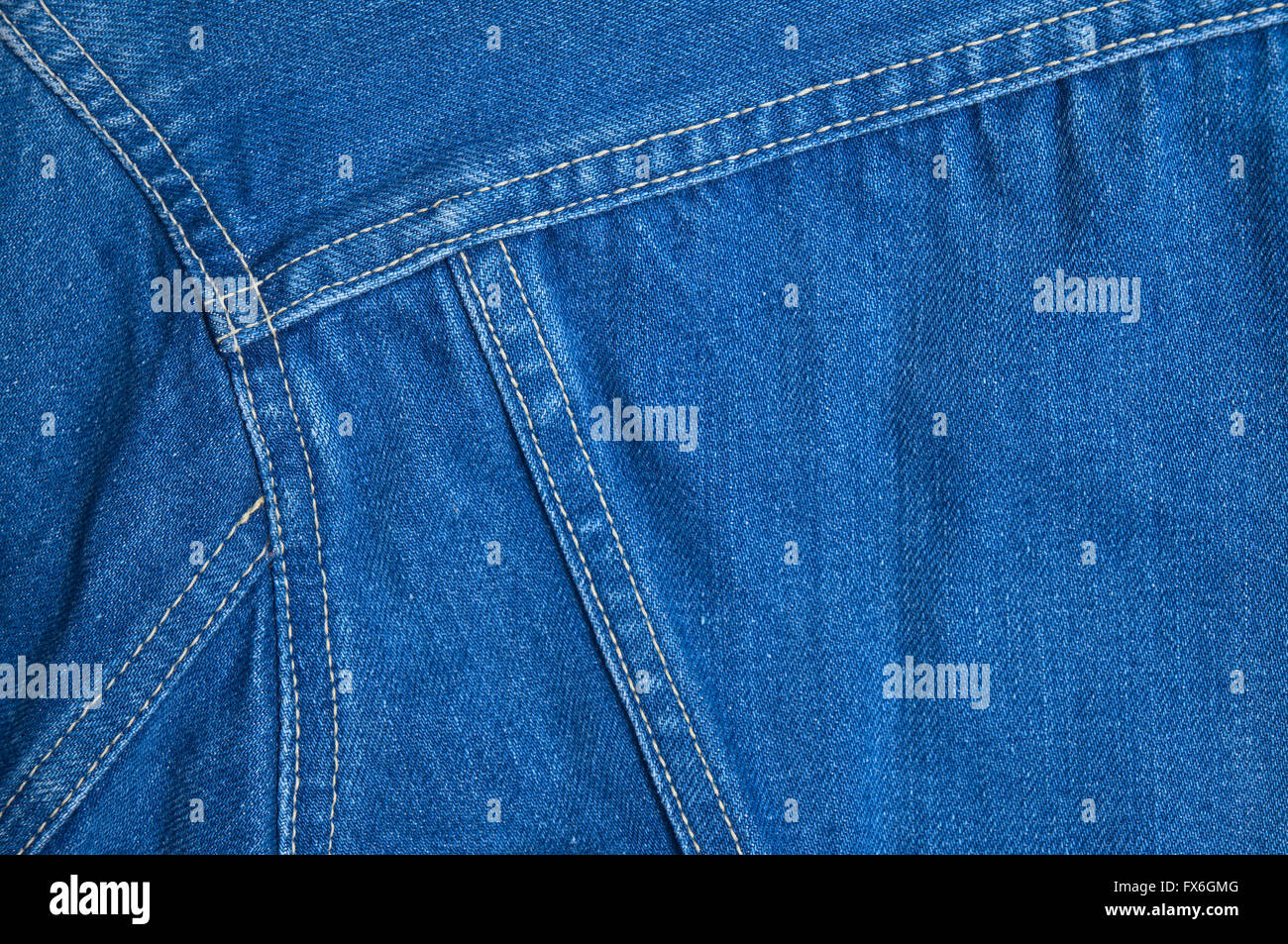 Lässige blaue Jeansjacke Nahaufnahme Detail. Mode, Texturen und Hintergründen Stockfoto