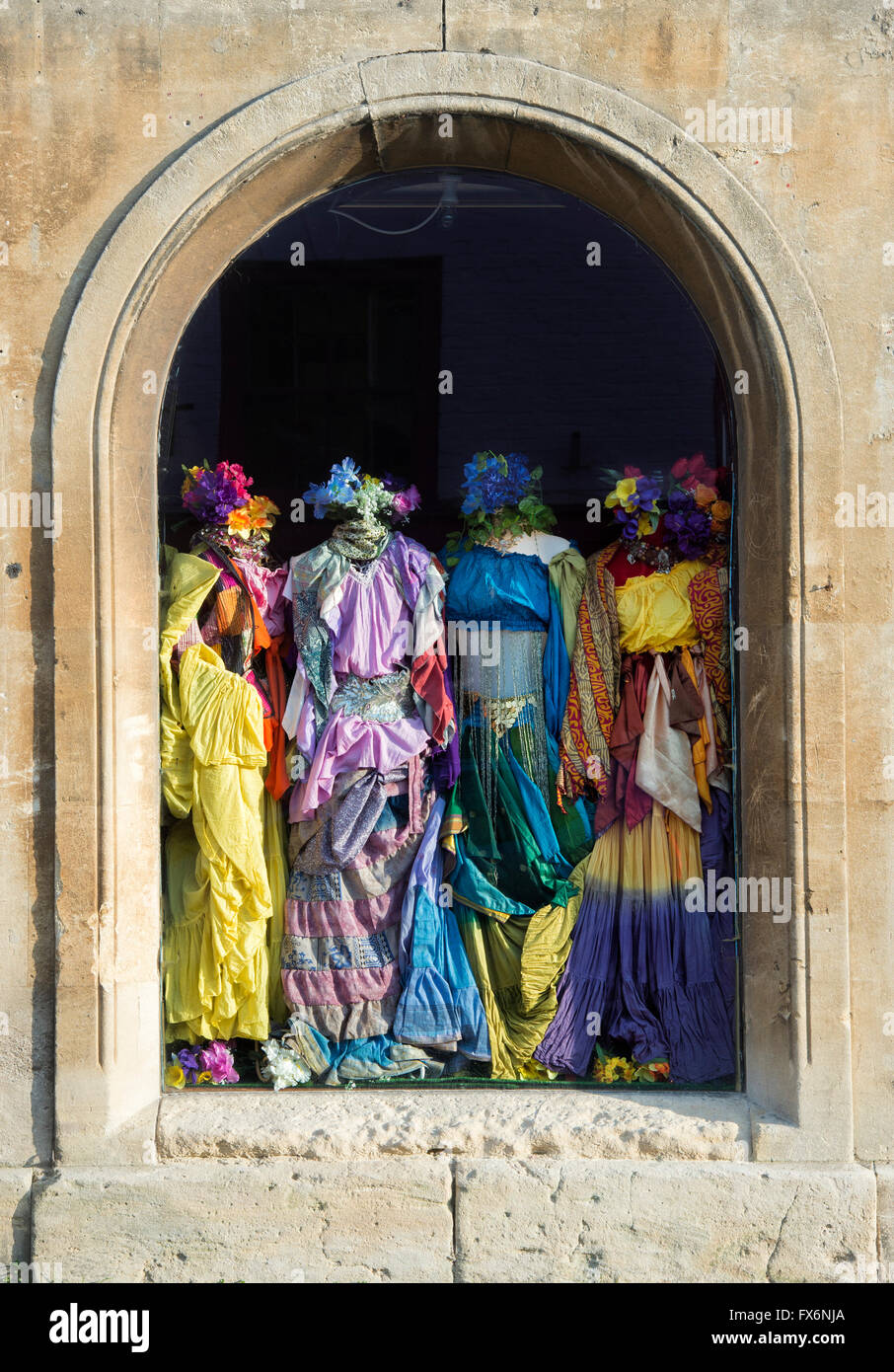 Bunte Damen Kleider in einem Schaufenster. Glastonbury, Somerset, England Stockfoto