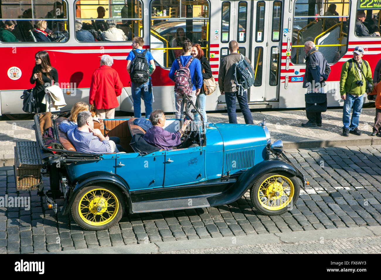 Touristen Leute Sightseeing Tour Prag Veteran altes Auto Oldtimer Taxi Taxi Oldtimer in Little Quarter Prag Stockfoto