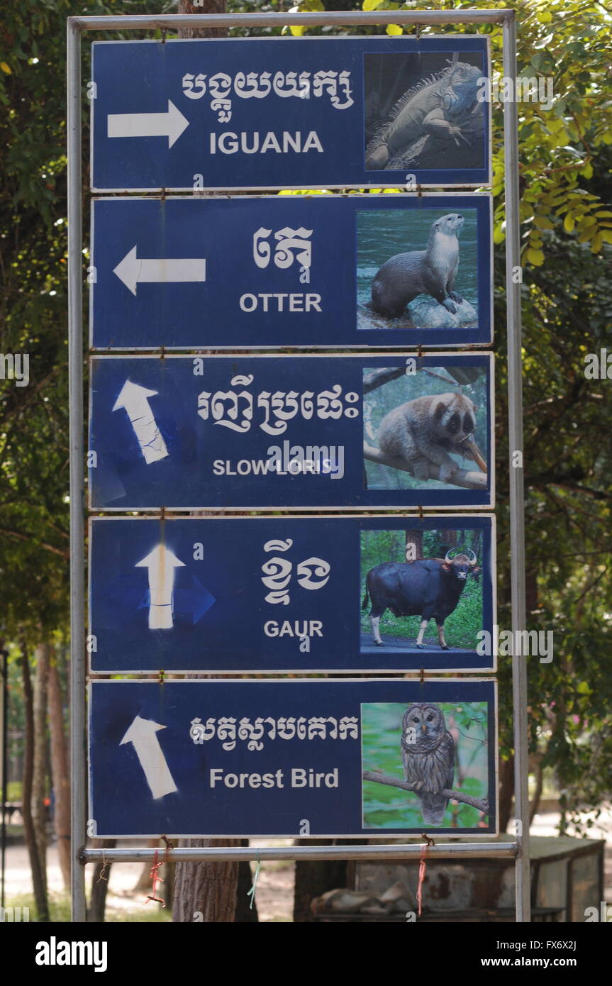 Zweisprachige Hinweisschilder, Phnom Tamao Zoologischer Garten & Wildlife Rescue Center, Takeo Province, Kambodscha. Kredit: Kraig Lieb Stockfoto