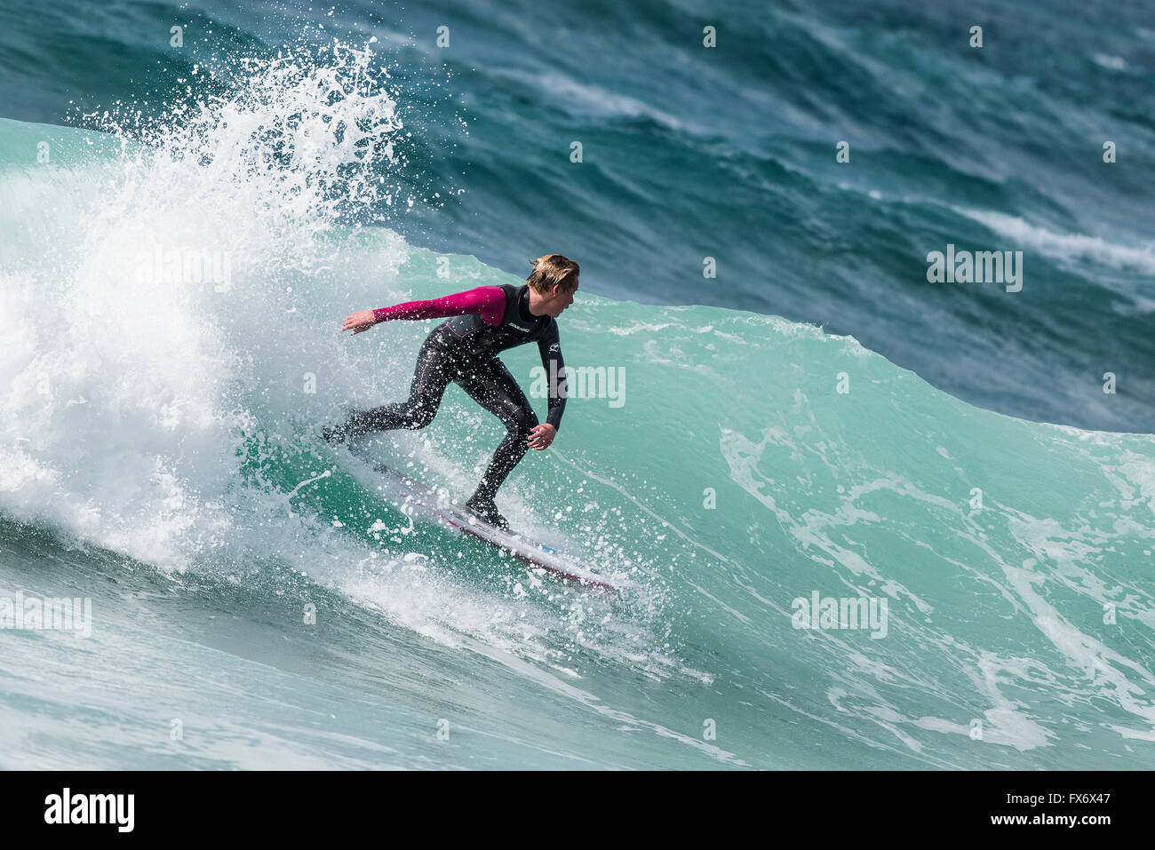 Windigen Wetterbedingungen sind ideal für Surfer am Fistral Beach in Newquay, Cornwall. Stockfoto