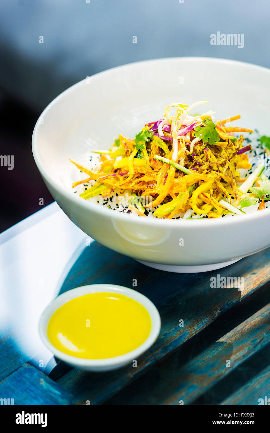 Asiatische nudel salat -Fotos und -Bildmaterial in hoher Auflösung – Alamy
