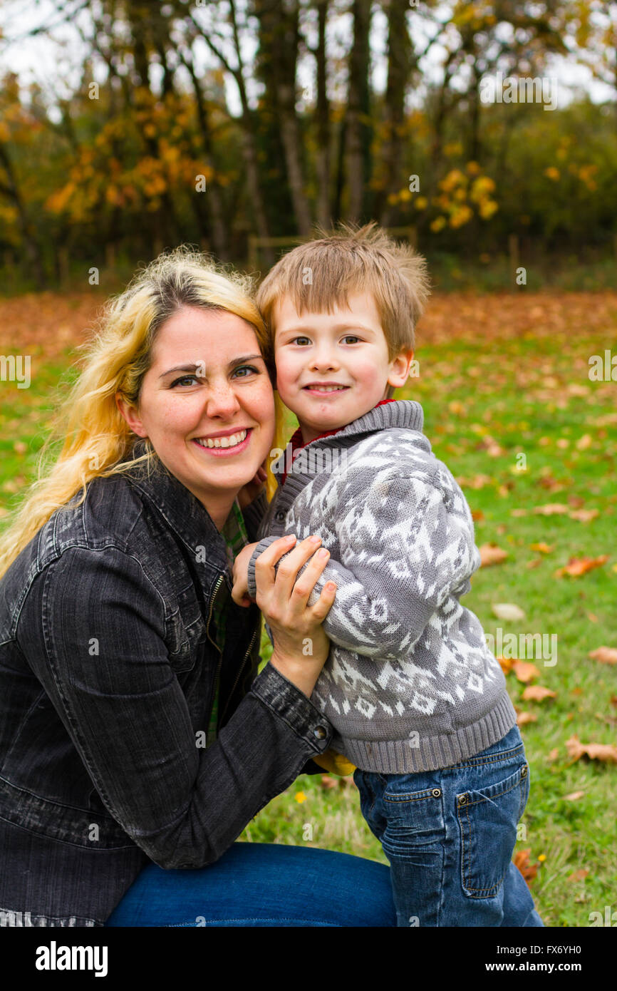 Lifestyle-Porträt einer Mutter und ihrem Sohn im Freien im Herbst. Stockfoto