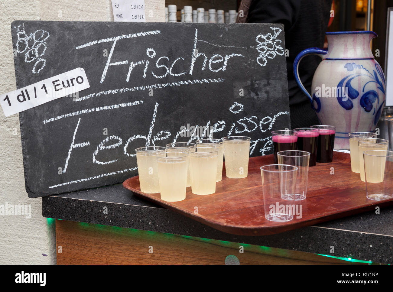 Schank, frische Joung Wein, "Federweiser" zu verkaufen, Rüdesheim am Rhein, Hessen, Deutschland Stockfoto