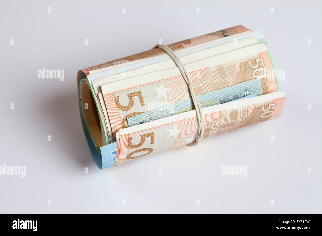 Rolle des Geldes mit Gummiband, mehrere Geldscheine, Euro Stockfoto