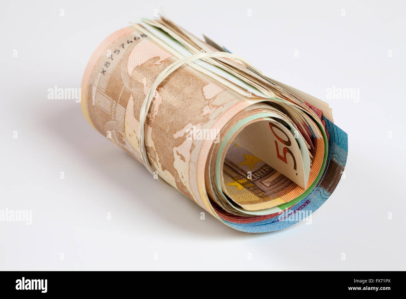Rolle des Geldes mit Gummiband, mehrere Geldscheine, Euro Stockfoto
