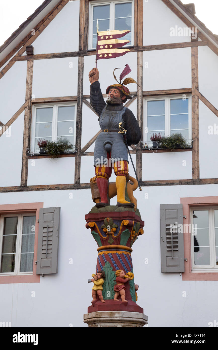 Brunnenfigur von einem Standartenträger Albrechtsbrunnen Brunnen, Rheinfelden, Aargau, Schweiz Stockfoto