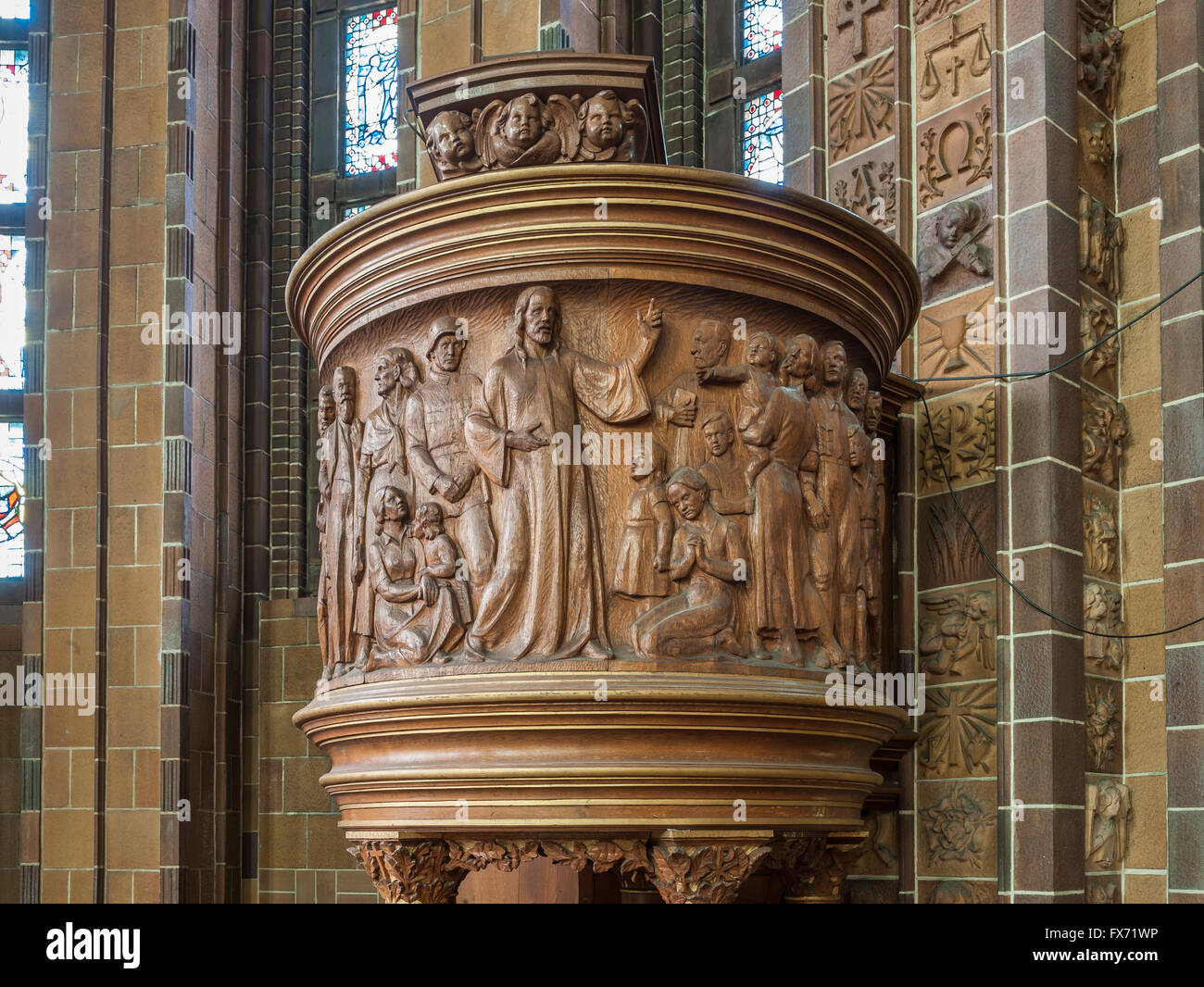 Hölzerne Kanzel mit NS-Symbolik, Soldat, SA-Mann und Hitler-Jugend, Bergpredigt, Martin-Luther-Gedächtniskirche Stockfoto