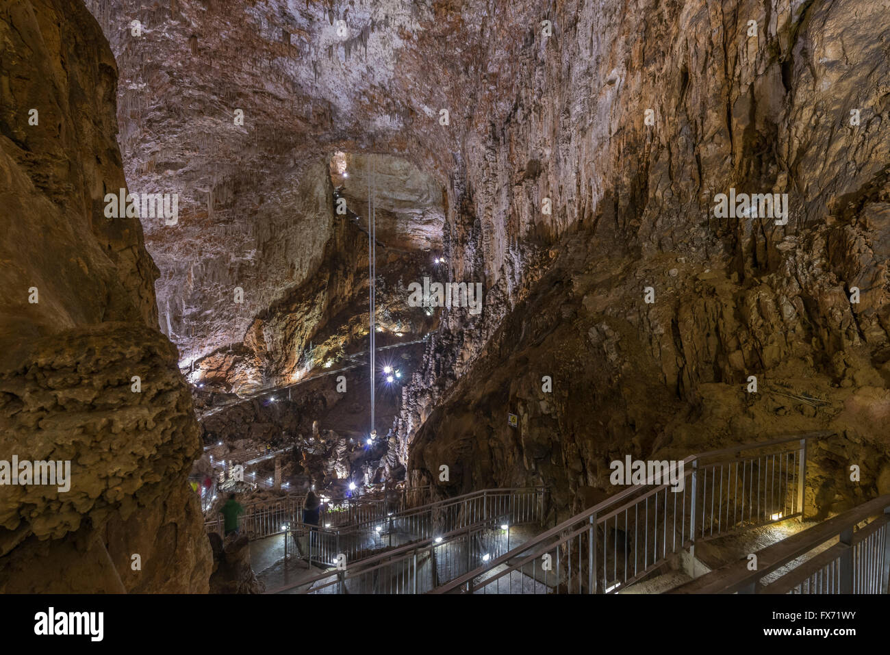 Grotta Gigante, Tropfsteinhöhle, größte Schauhöhle der Welt, zwei geodätische Pendel für die Erforschung der Erde Gezeiten in der Mitte Stockfoto