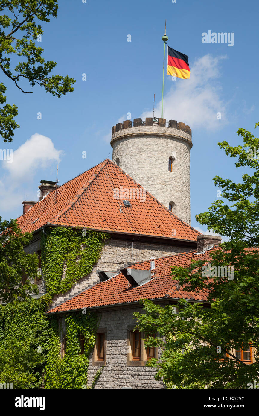 Sparrenburg oder Burg Sparrenberg mit wehenden Fahne, Bielefeld, Nordrhein-Westfalen, Deutschland Stockfoto