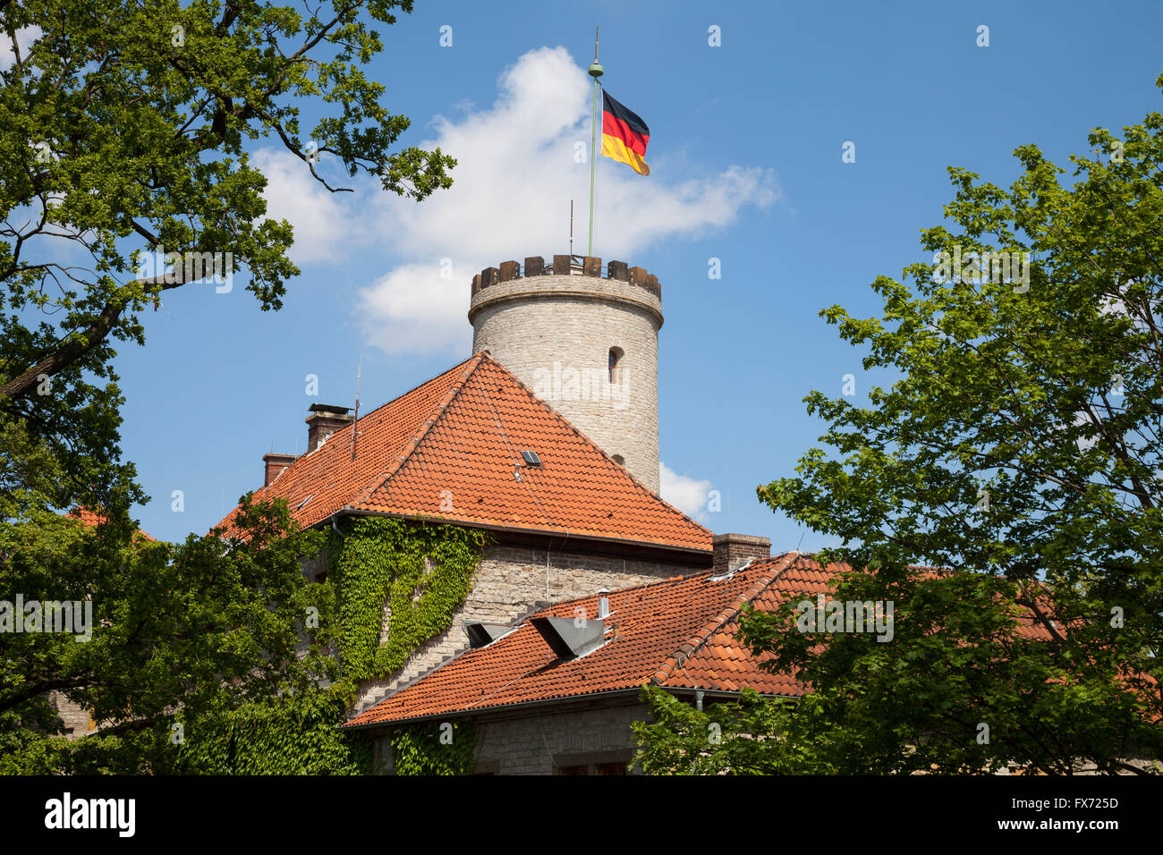 Sparrenburg oder Burg Sparrenberg mit wehenden Fahne, Bielefeld, Nordrhein-Westfalen, Deutschland Stockfoto