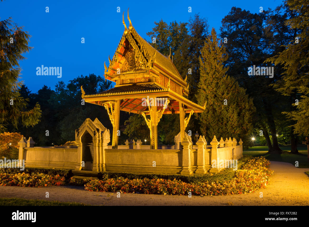 Sala-Thai im Park, Tempel, Park in der Dämmerung, Bad Homburg Vor der Höhe, Hessen, Deutschland Stockfoto