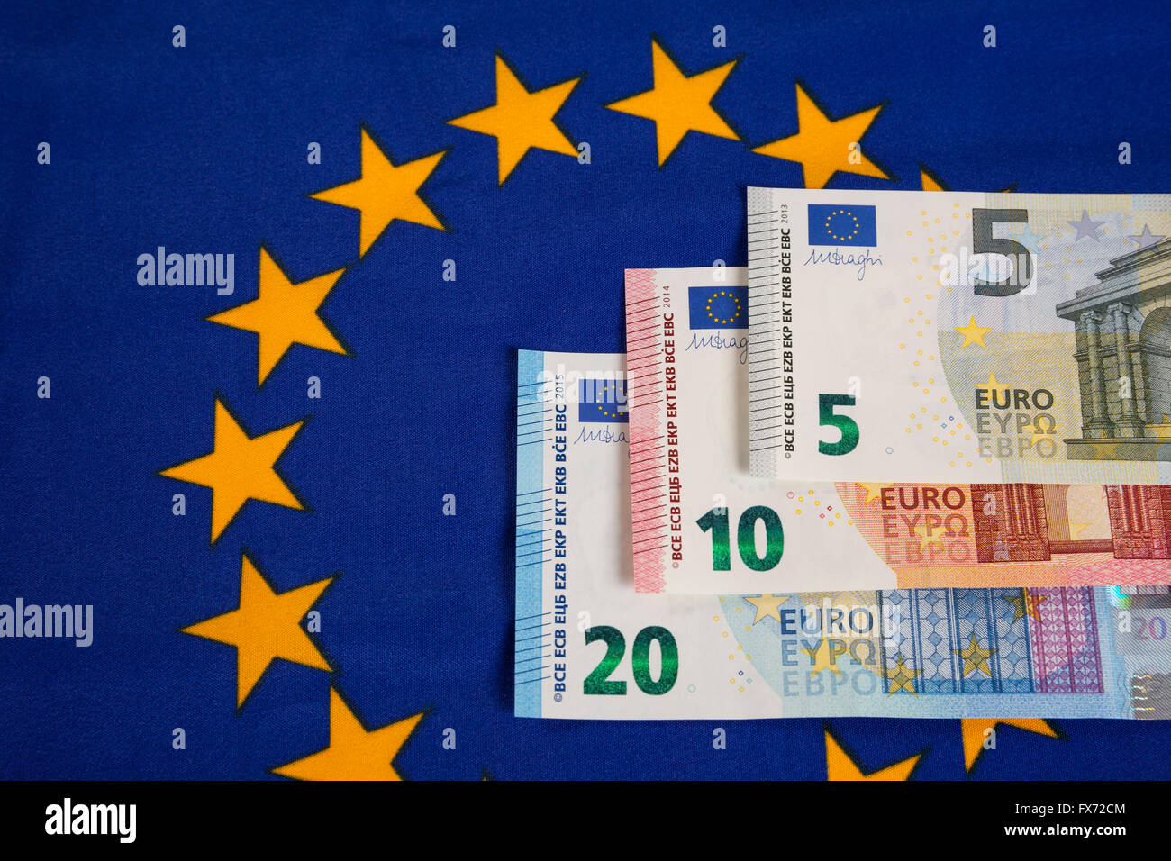 Banknoten, neue Euro auf europäische Flagge Stockfoto