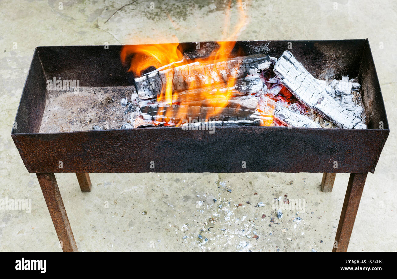 Outdoor-Feuerschale mit Verbrennung von Holz, Kohle zu produzieren Stockfoto