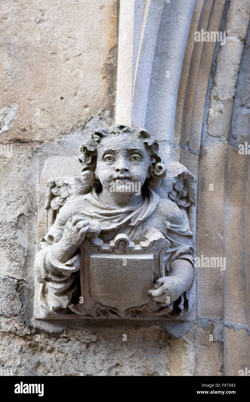 Engel Skulptur am Eingang zu einem College in Oxford. Stockfoto