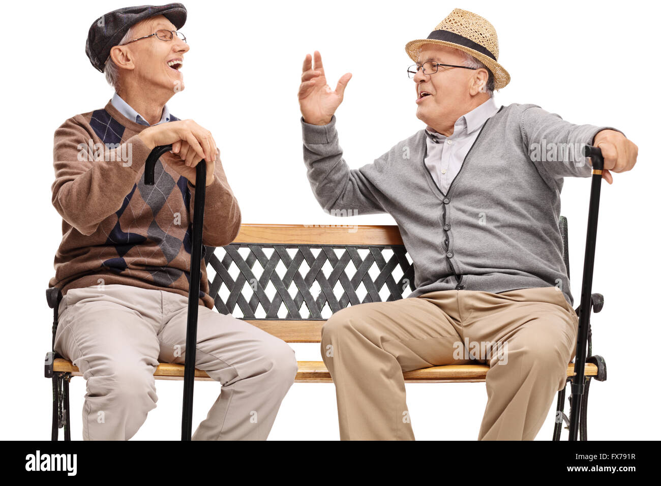 Zwei ältere Rentner auf einer Bank sitzen und Lachen isoliert auf weißem Hintergrund Stockfoto