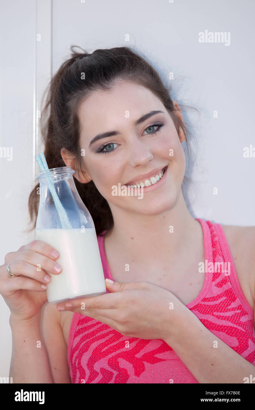 gesunden Teen mit Flasche Milch Stockfoto
