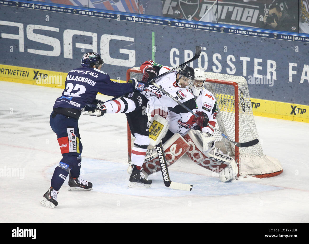 Ziel Mund Aktion von einer professionellen Eishockey-Spiel zwischen der Berliner Eisbären und Köln, März 2016 Stockfoto