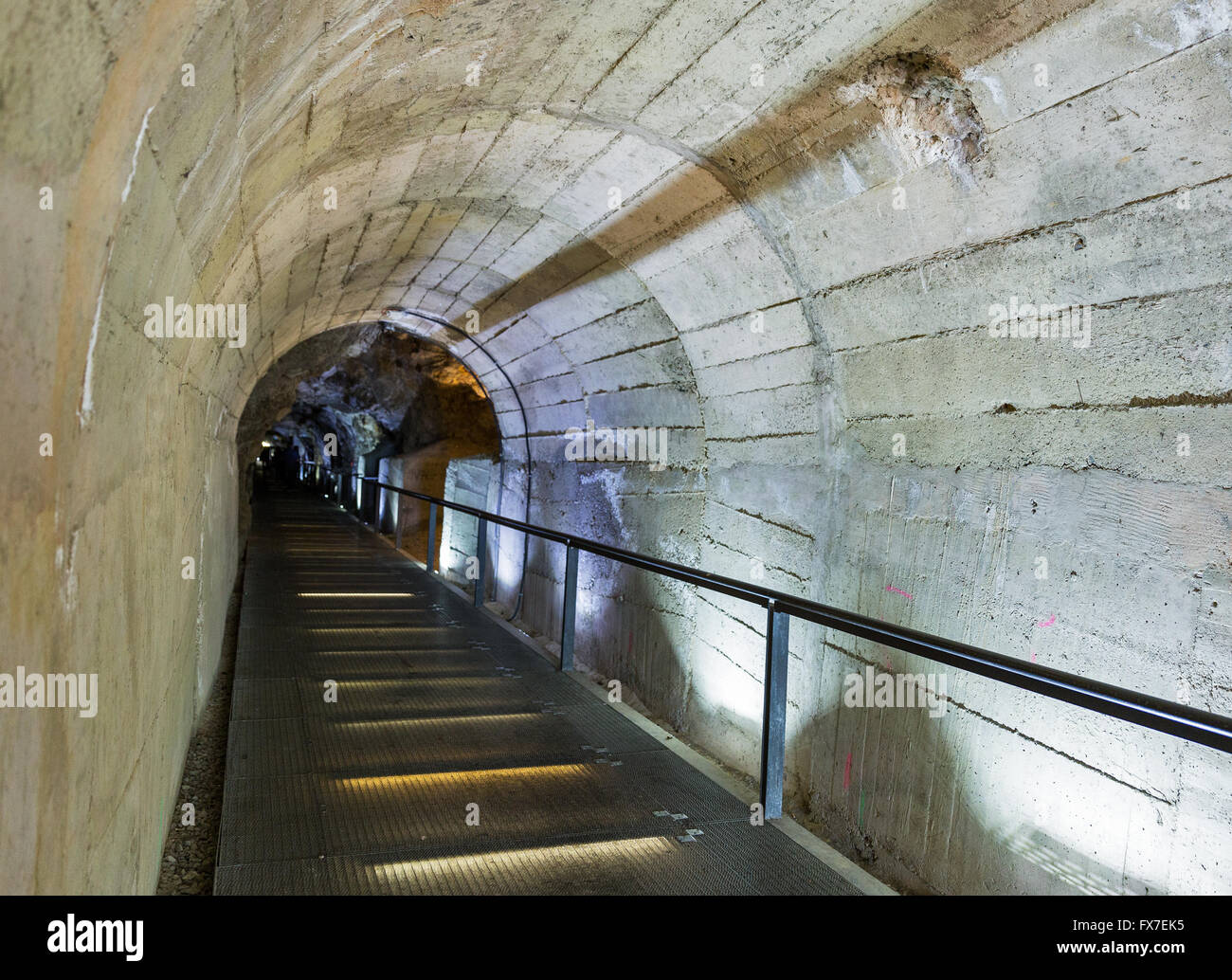 Fußgängertunnel Schlossberg. Es verbindet Schlossbergplatz und Karmeliterplatz in Graz, Österreich. Stockfoto