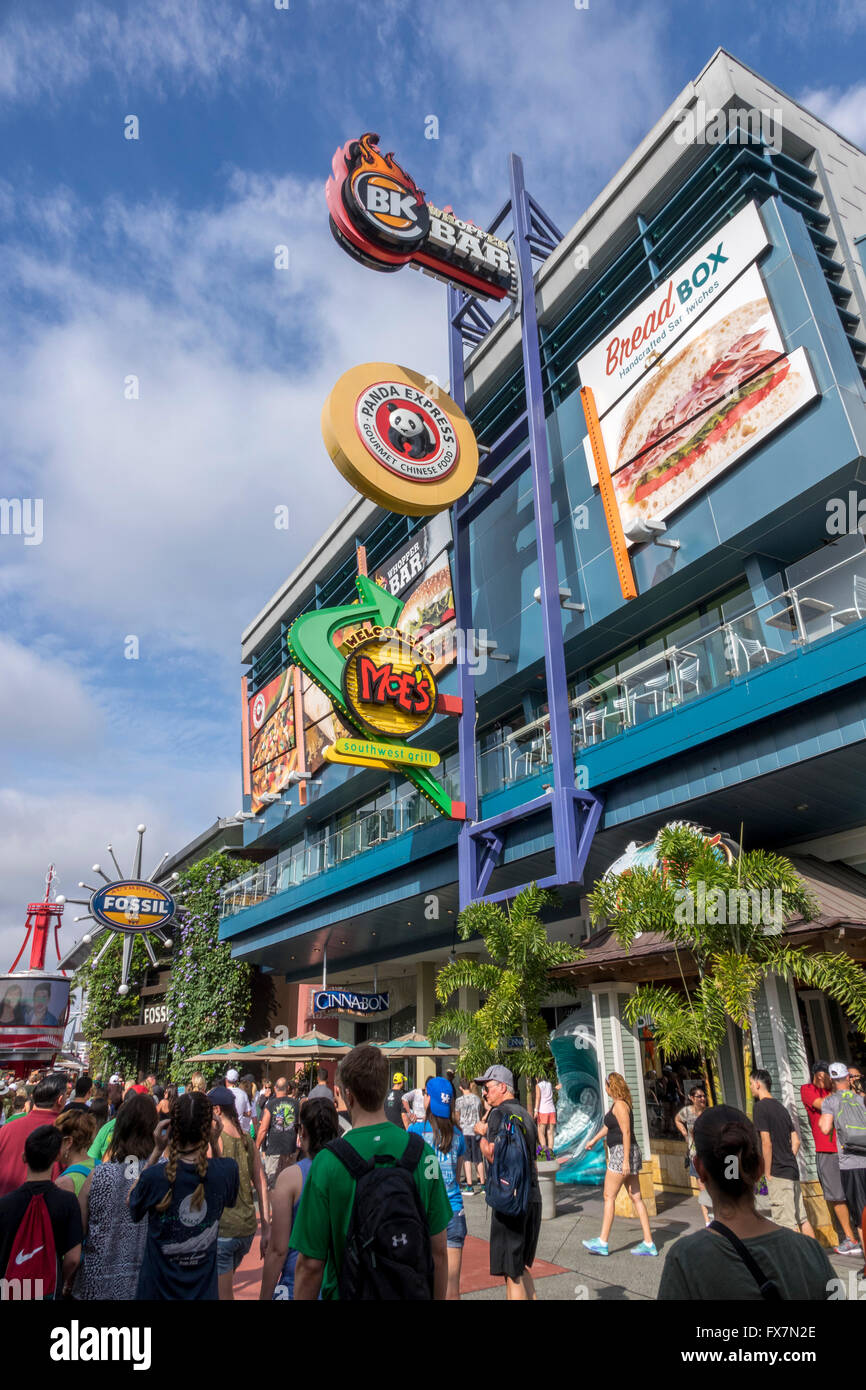 Menschen in der Stadt gehen die Geschäfte und Restaurants am Universal Studios Orlando Florida Stockfoto