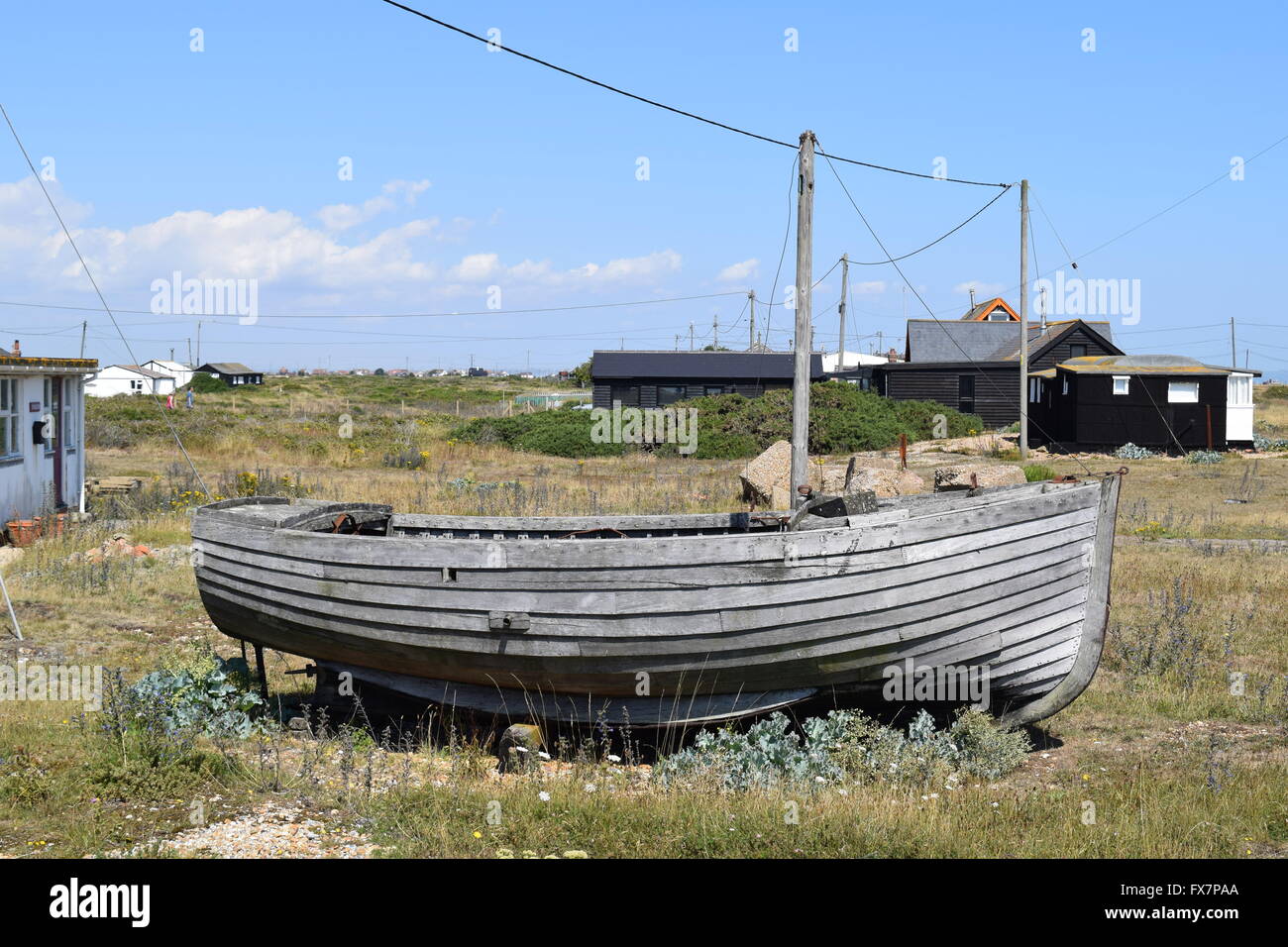 Angelboot/Fischerboot in Dungeness, UK gestrandet. Großbritanniens einzige offizielle Wüste. Stockfoto