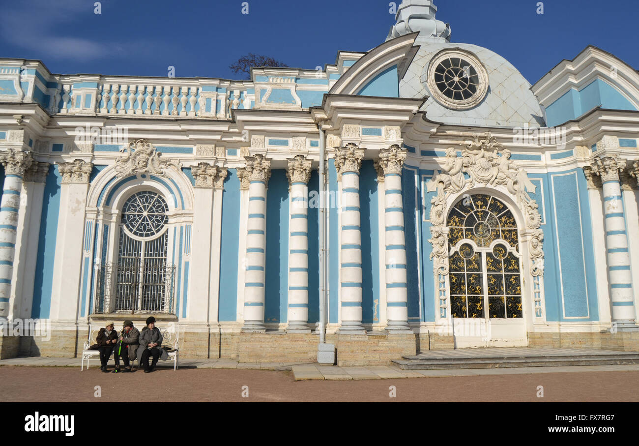 Alte Frauen sitzen in der Sonne vor blue Mansion, Russland Stockfoto