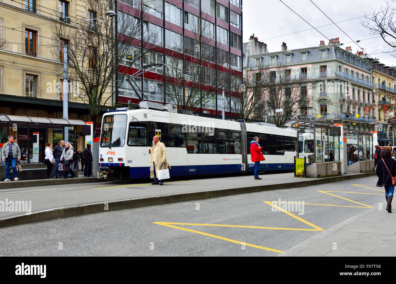 Elektrische Straßenbahn oder Trolley-Bus an der Haltestelle Genf, Schweiz Stockfoto