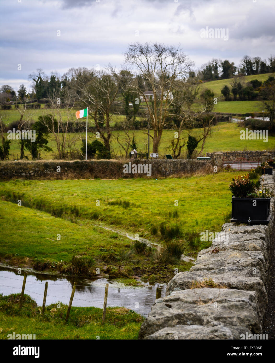 Die irische Nationalflagge fliegt vom Fahnenmast in dem Dorf Forkhill in County Armagh, Irland Stockfoto